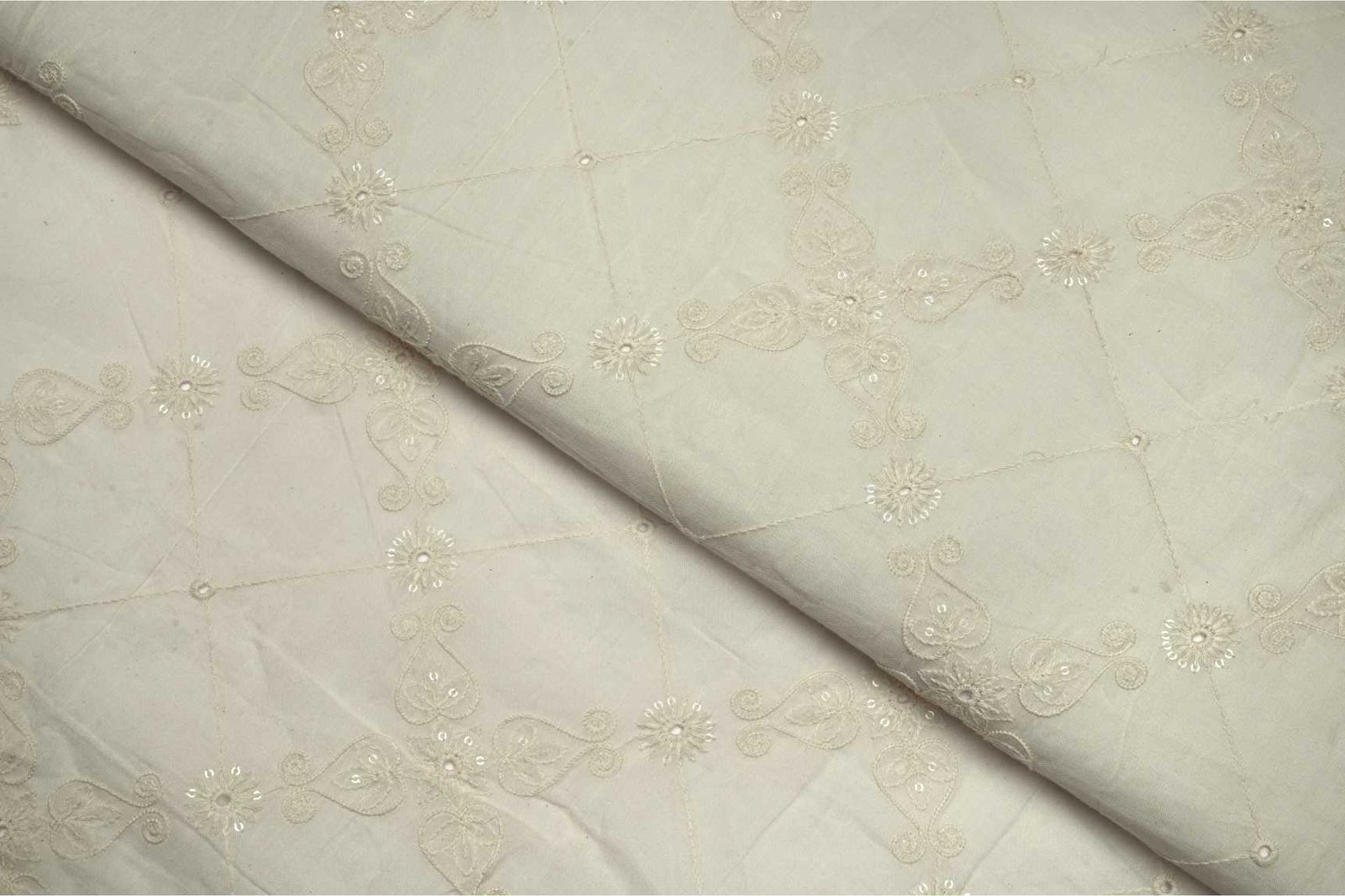 DIABLE  OFF WHITE COLOR WISCOSS GEORGET GOLD EMBOSS CRUSH WEAVE LEAF  MOTIVE PATTERN JAQARD FABRIC 10788