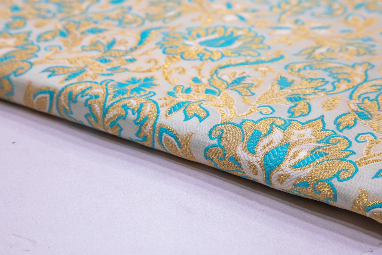 OFFWHITE & BLUE COLOR ABSTRACT PATTERN GOLD ZARI ALLOVER SILK BROCADE FABRIC 3386