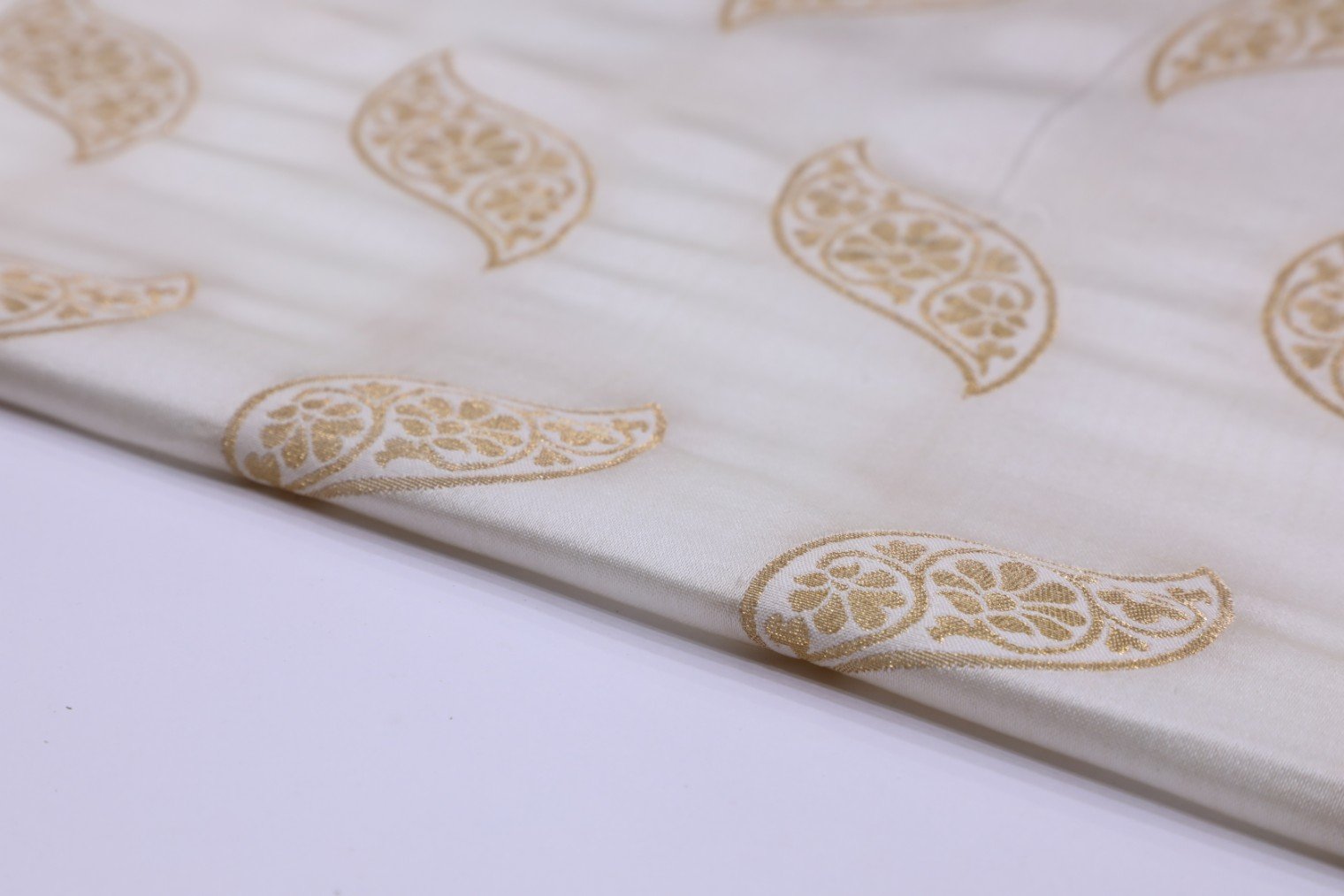 DIABLE WHITE COLOR COPPER WEAVE MOTIF PURE SILK BROCADE 4150