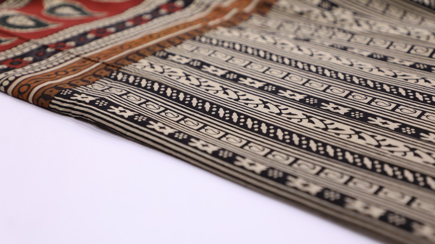 Z BLACK COLOR GEOMETRIC PATTERN & FIGURE MOTIF PANEL COTTON SCREEN PRINT FABRIC - 4426