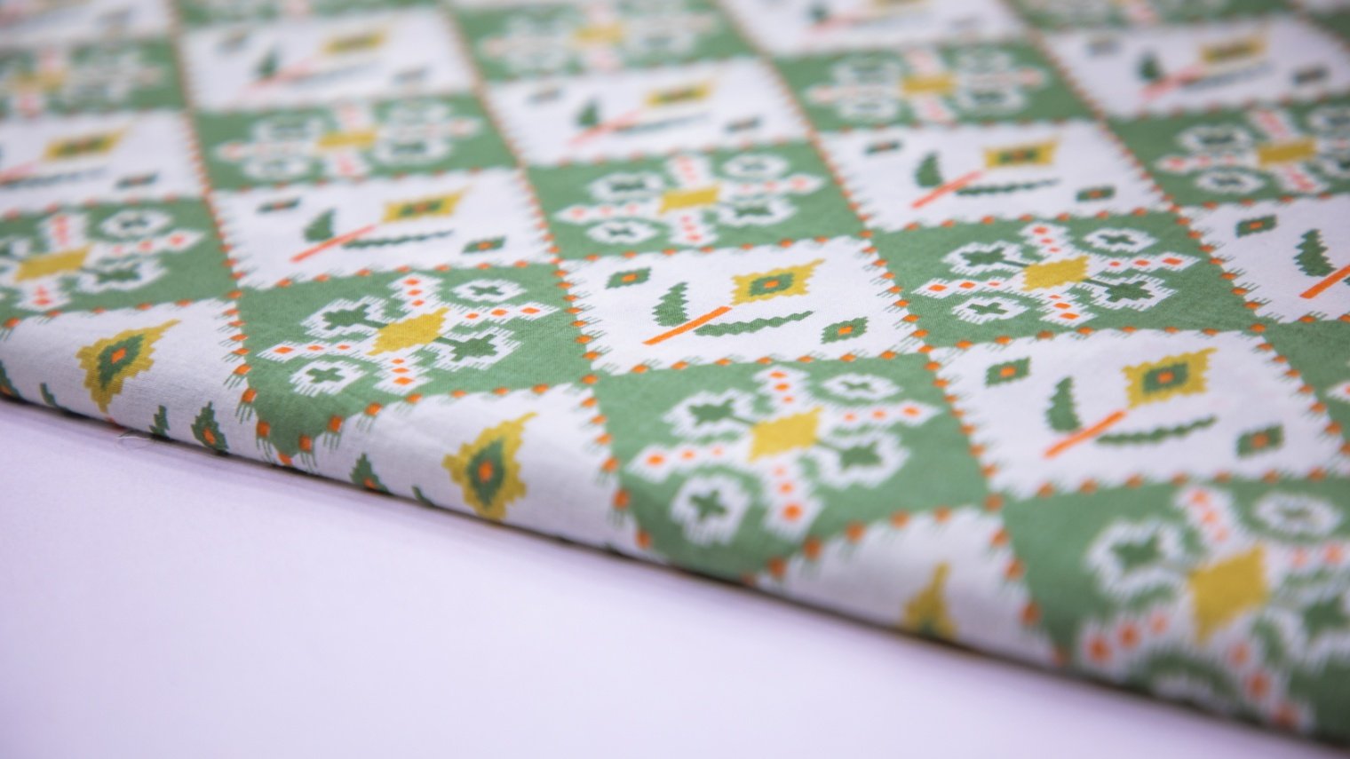 PISTA GREEN & WHITE COLOR COTTON SCREEN PRINT JAIPURI PATOLA CHAIN LINKED PATTERN FABRIC - 5660