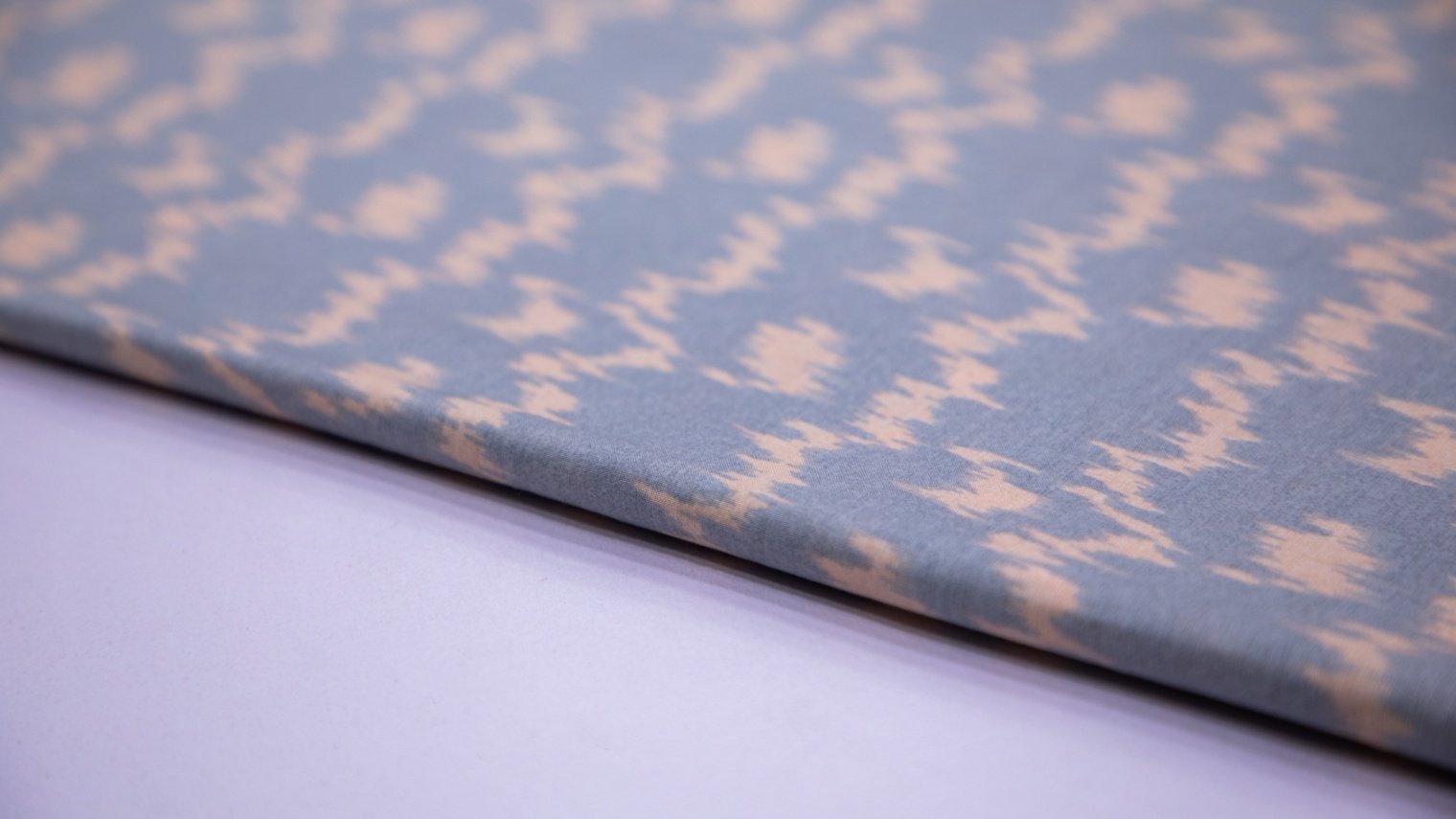 LIGHT STEEL GREY COLOR COTTON SCREEN PRINT 60-60 ABSTRACT PATTERN FABRIC - 5886