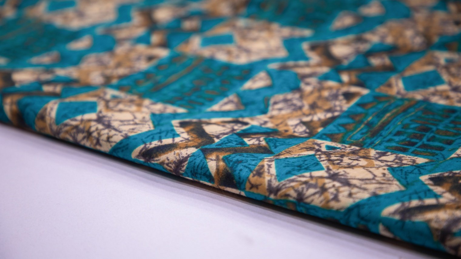 TURQUOISE GREEN COLOR COTTON SCREEN PRINT 60-60 BEIGE ABSTRACT PATTERN FABRIC - 5928