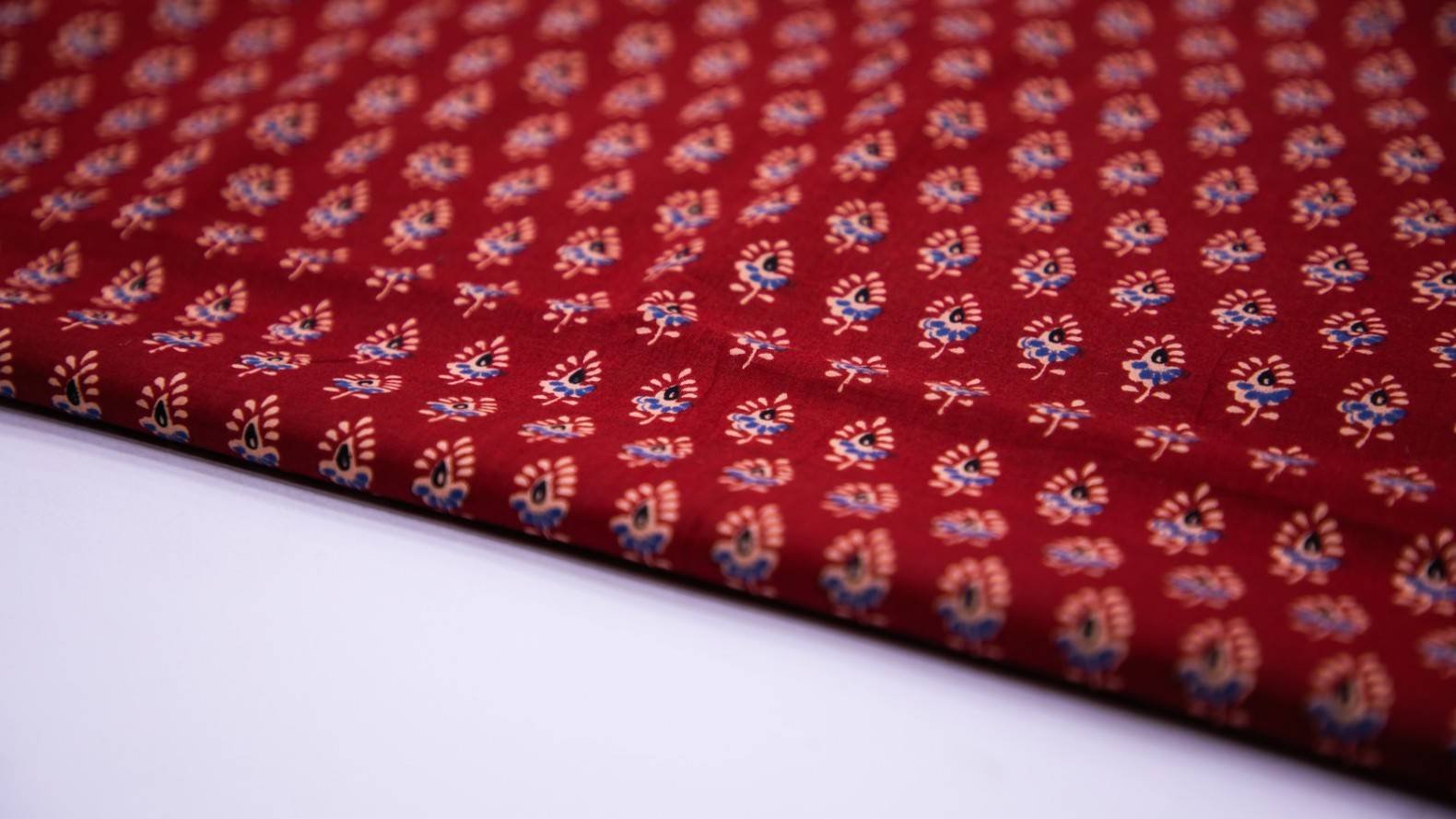GAMTHI RED COLOR COTTON SCREEN PRINT JAIPURI BLUE MOTIF FABRIC - 9345