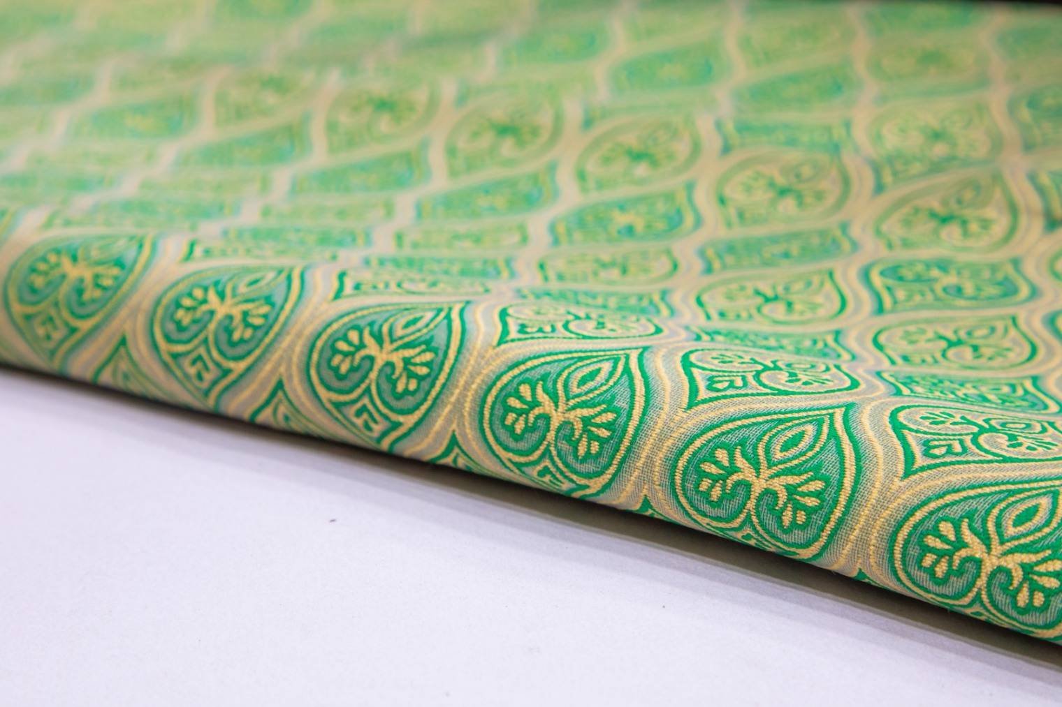 COUNTRY GREEN COLOR PAISLEY PATTERN SILK BROCADE 3451