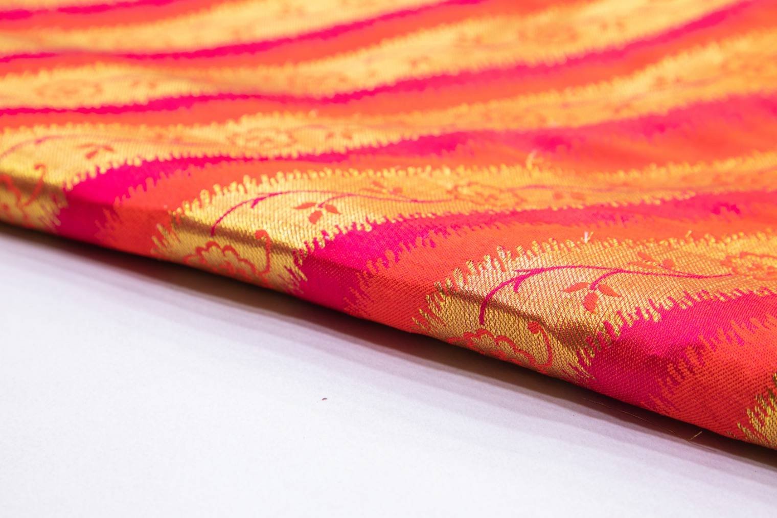 PINK & ORANGE COLOR GOLD ZARI LEHERIYA PATTERN SILK BROCADE 3488