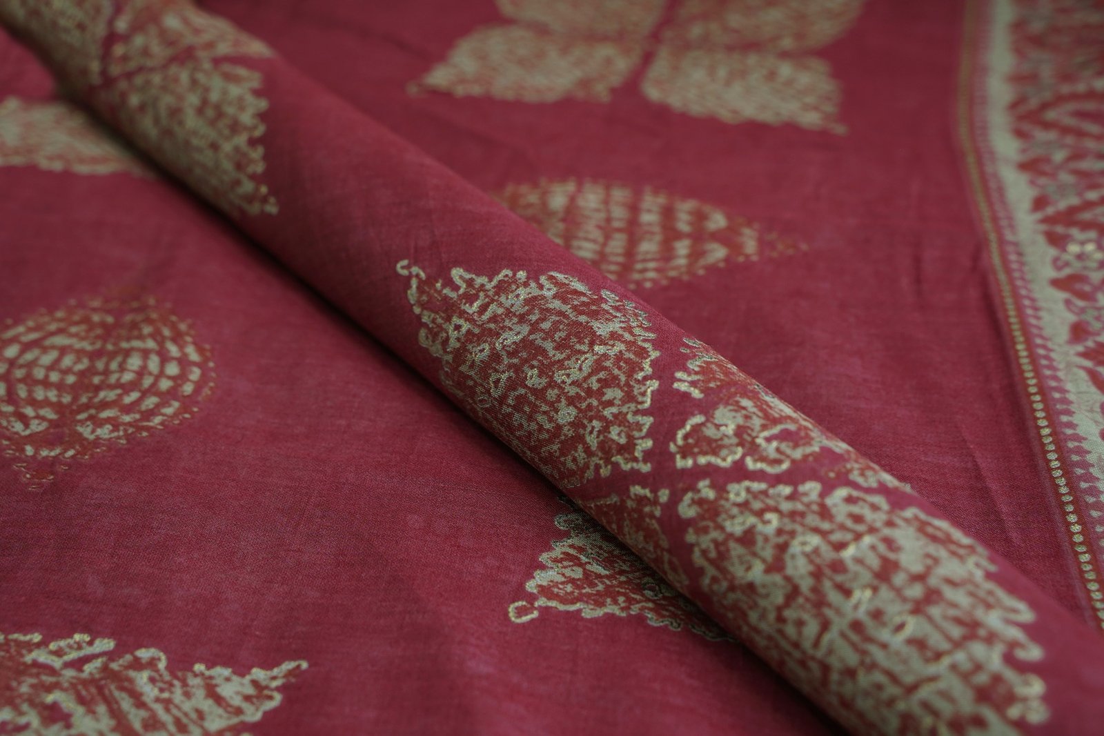 FAIRYTALE GREY COLOR MUSLIN SILK FLORAL & ABSTRACT BOX WITH GOLD METALIC FOIL LAYER CHAIN PATTERN PRINTED FABRIC  11602