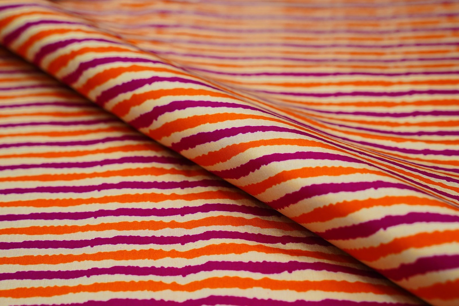 FAIRYTALE GREY COLOR MUSLIN SILK FLORAL & ABSTRACT BOX WITH GOLD METALIC FOIL LAYER CHAIN PATTERN PRINTED FABRIC  11602