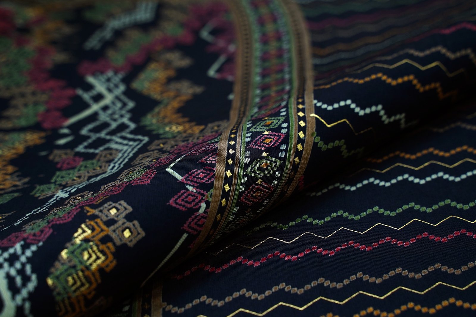 FAIRYTALE GREY COLOR MUSLIN SILK FLORAL & ABSTRACT BOX WITH GOLD METALIC FOIL LAYER CHAIN PATTERN PRINTED FABRIC  11602