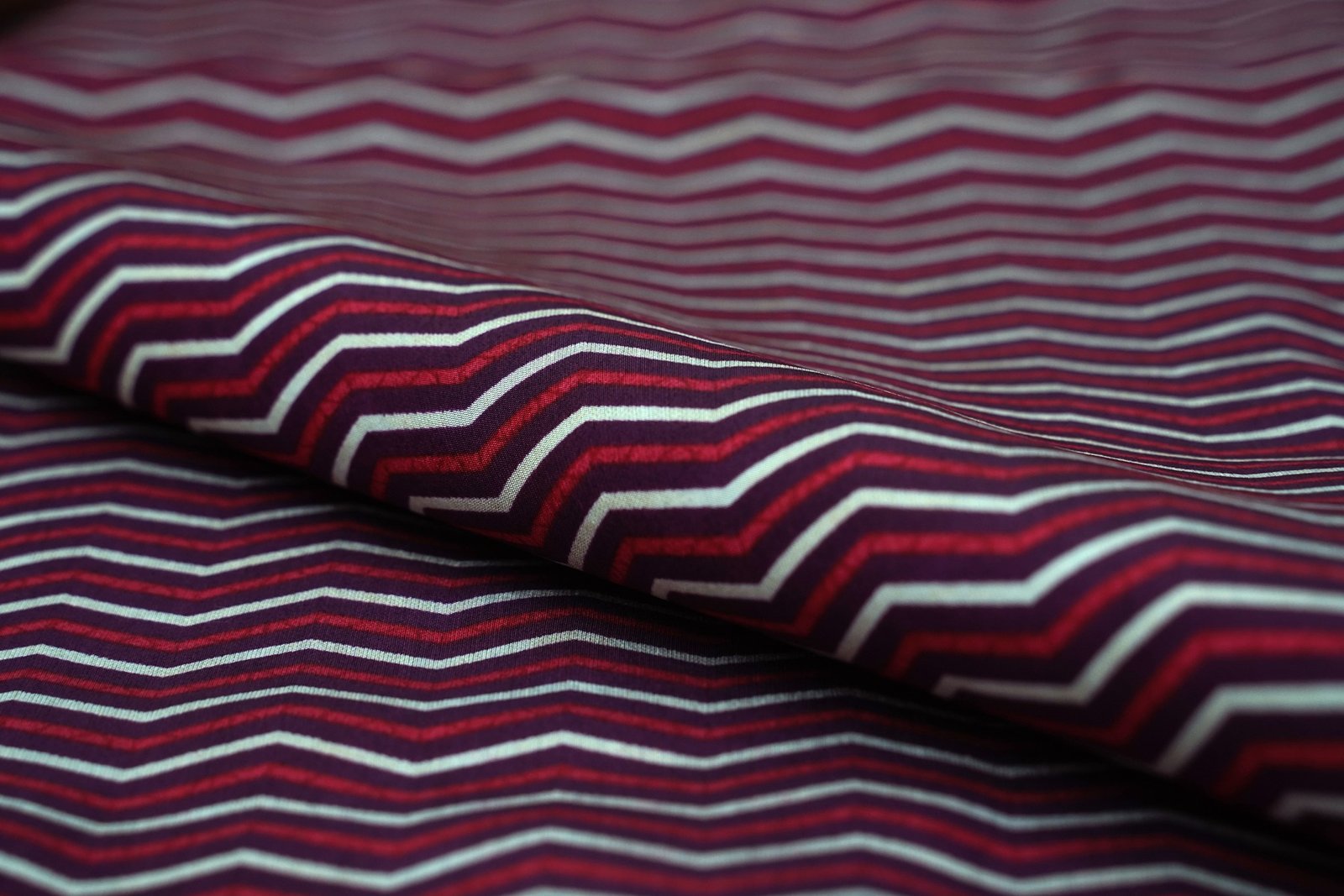 FAIRYTALE GREY COLOR MUSLIN SILK FLORAL & ABSTRACT BOX WITH GOLD METALIC FOIL LAYER CHAIN PATTERN PRINTED FABRIC  11602