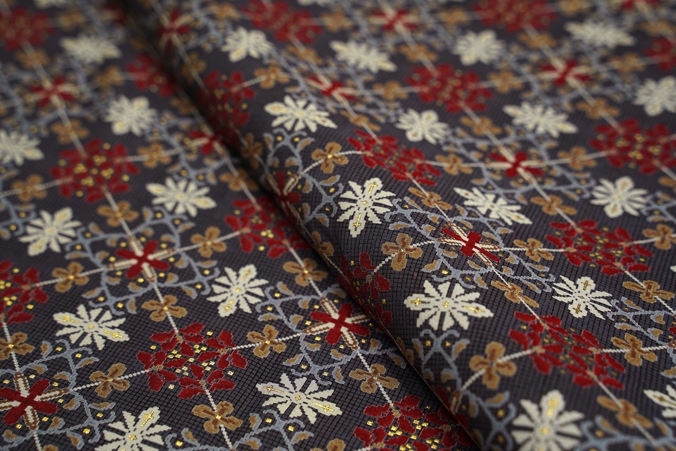 BENTONITE GREY COLOR GEOMETRIC CHAIN PATTERN RAYON DIGITAL PRINT FABRIC- 9342