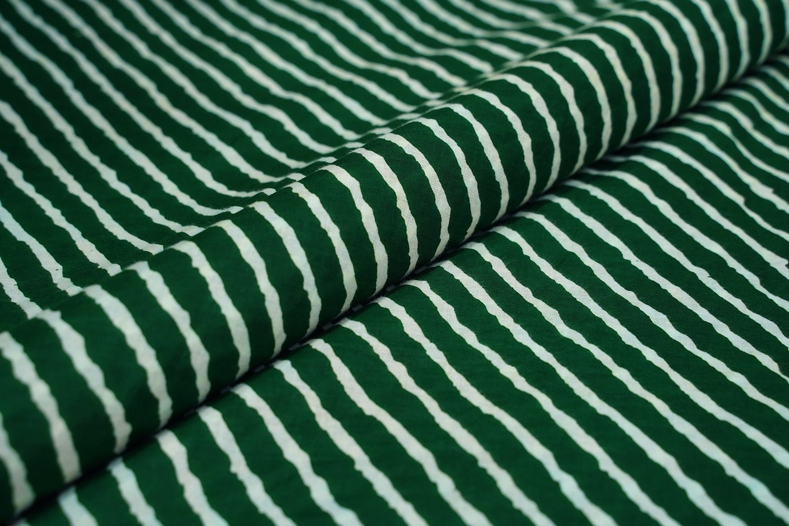 VARSITY GREEN COLOR WHITE ABSTRACT LEHERIYA PATTERN COTTON SCREEN PRINT FABRIC - 9909