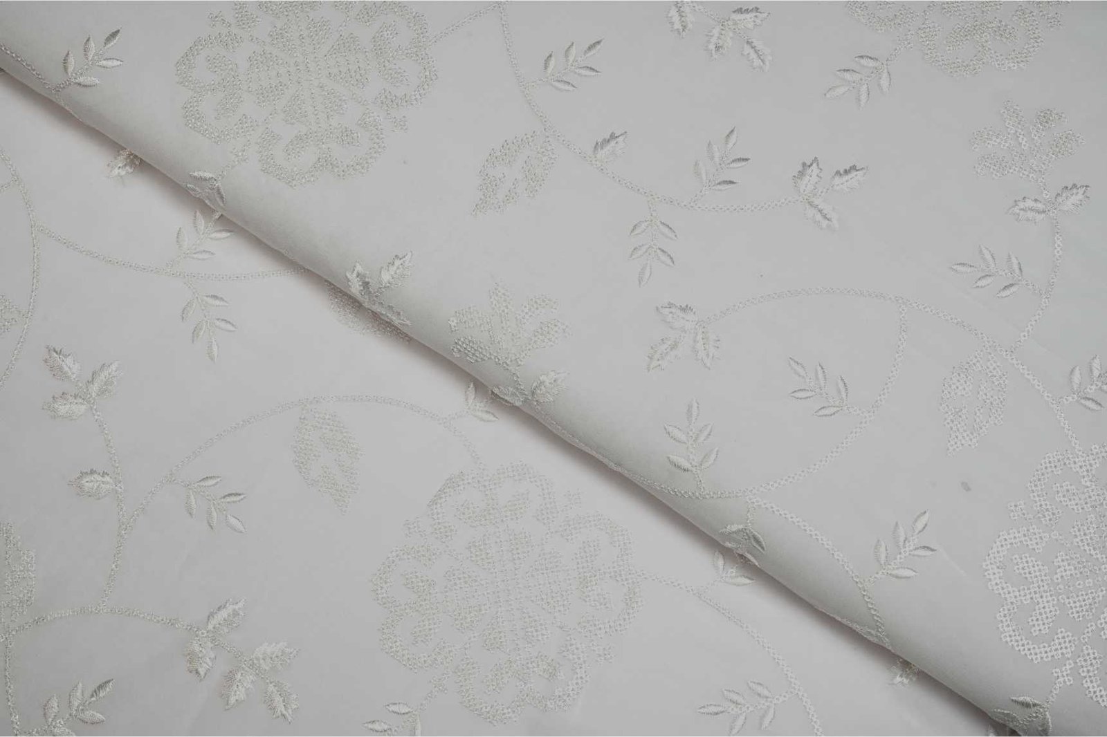 DIABLE  OFF WHITE COLOR WISCOSS GEORGET GOLD EMBOSS CRUSH WEAVE LEAF  MOTIVE PATTERN JAQARD FABRIC 10788